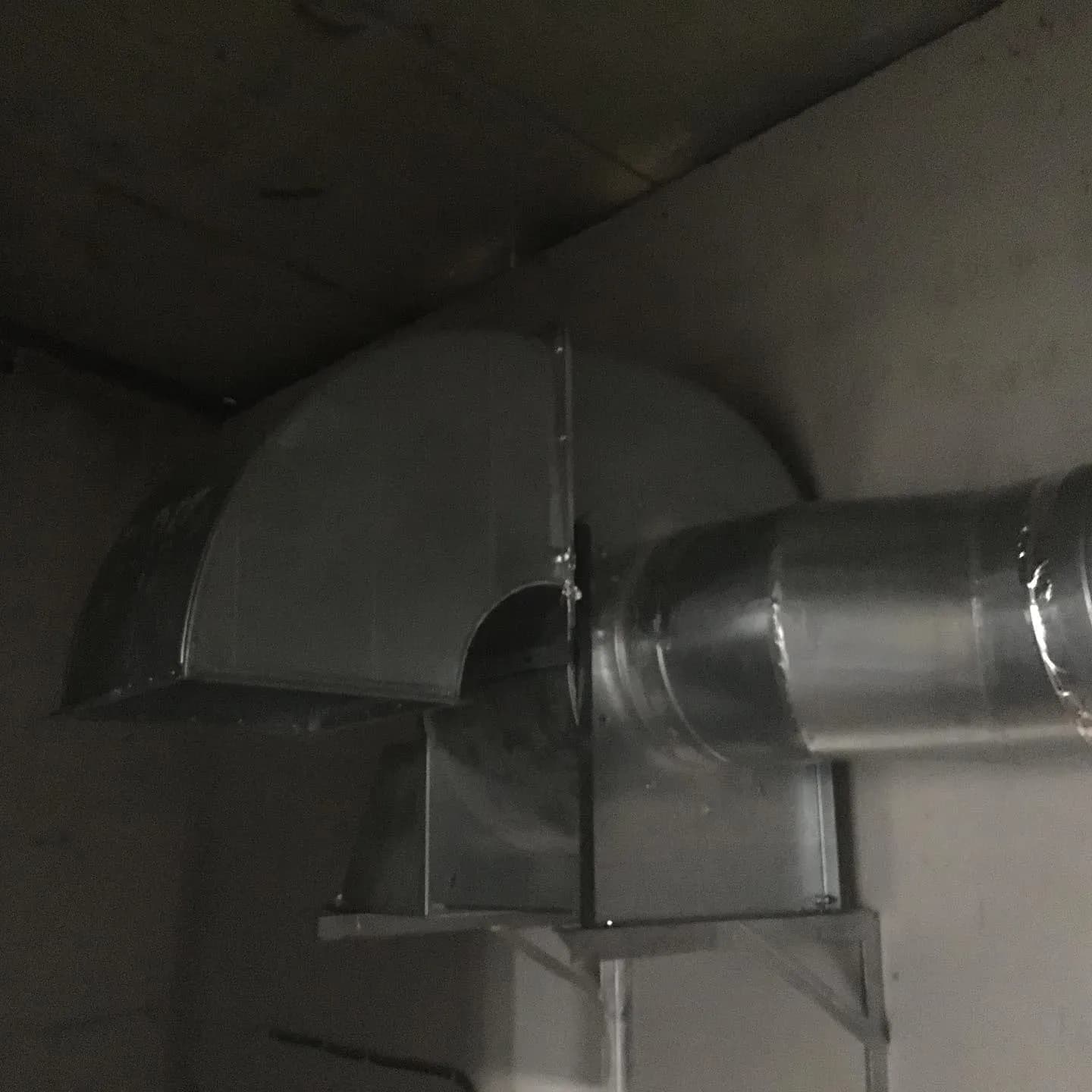 Bërryl kanali ventilimi me kalim nga seksioni drejtkëndor në tub rrethor