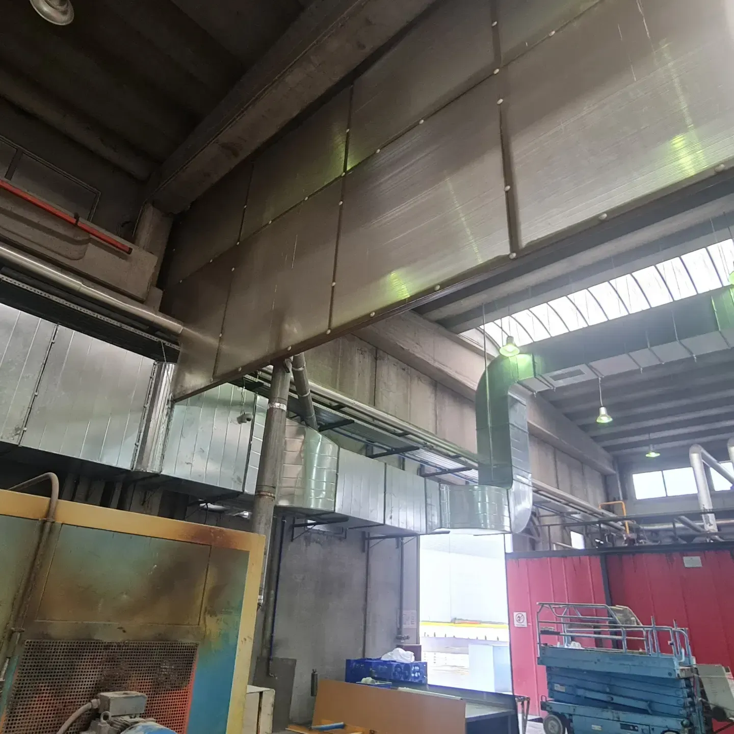 Instalim kanalesh ventilimi në një ambient punishteje