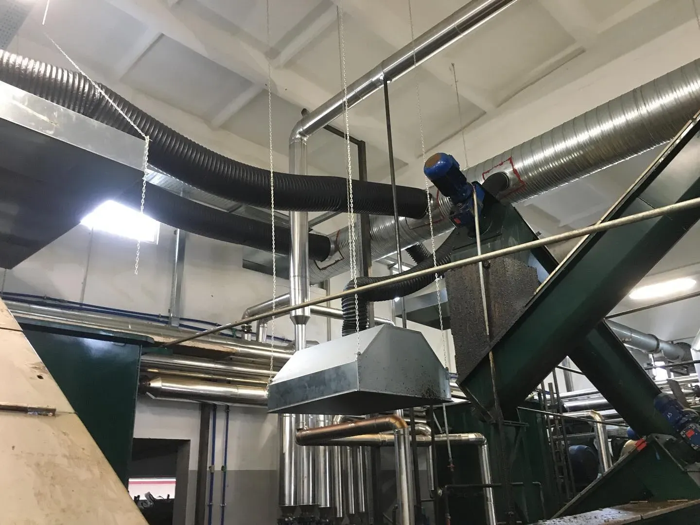 Instalim ventilimi mbi linjën e prodhimit në një ambient industrial
