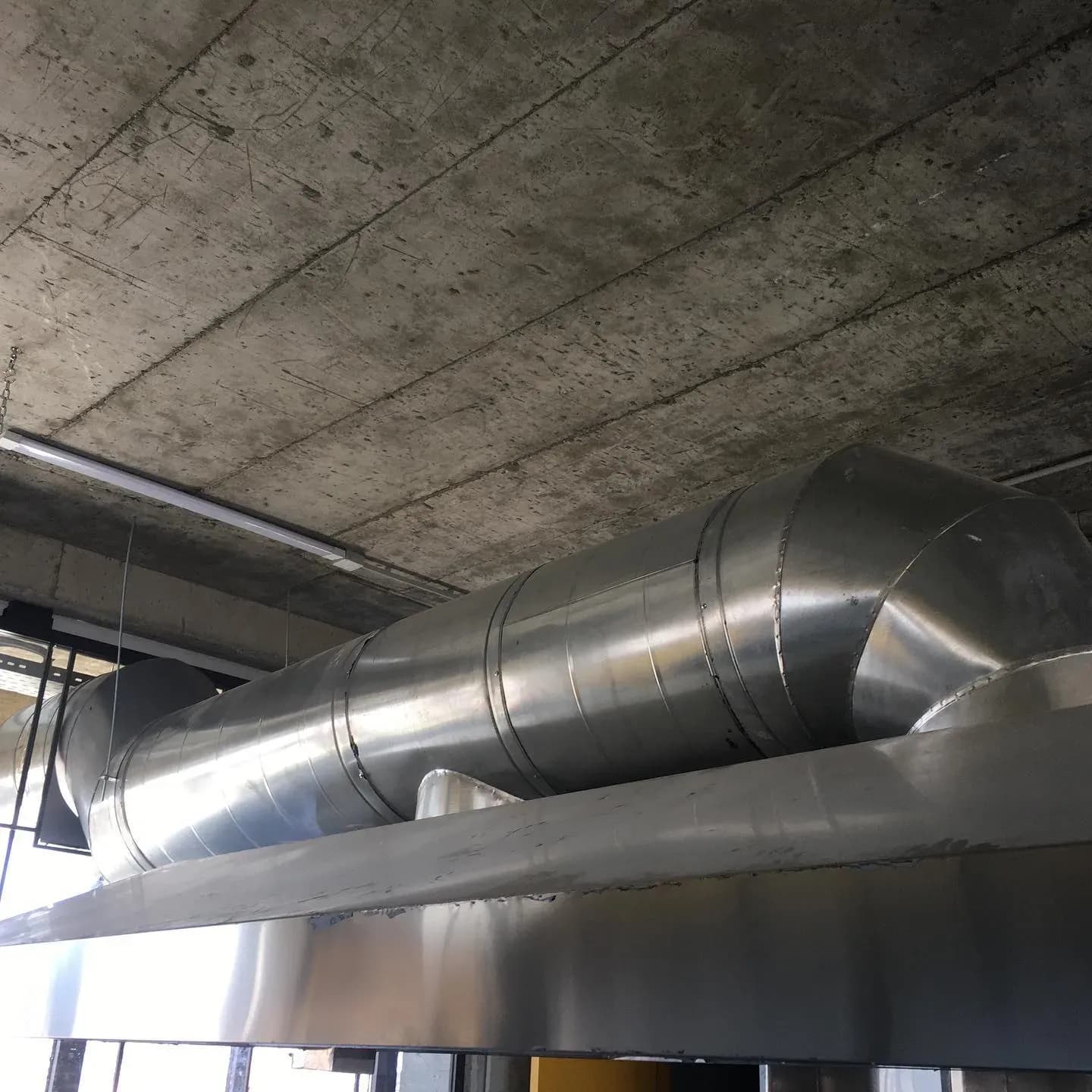 Kanale spirale ventilimi të varura nën soletën e betonit