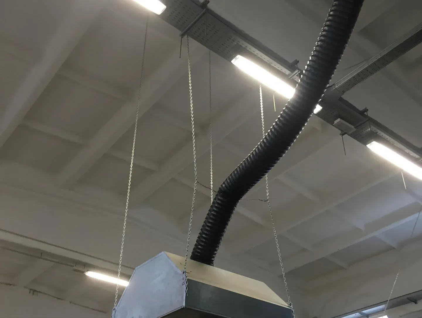 Kanale ventilimi fleksibël të montuara në tavanin e një ambienti prodhimi