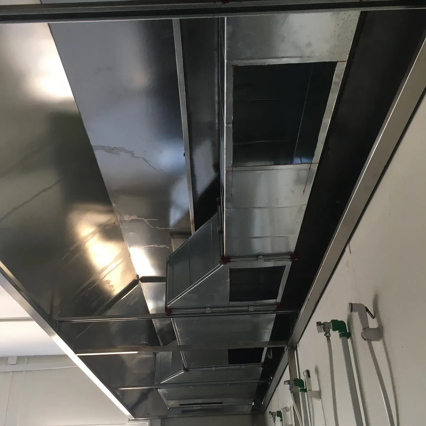 Kanale ventilimi dhe aspirimi në kuzhinën profesionale të një restoranti