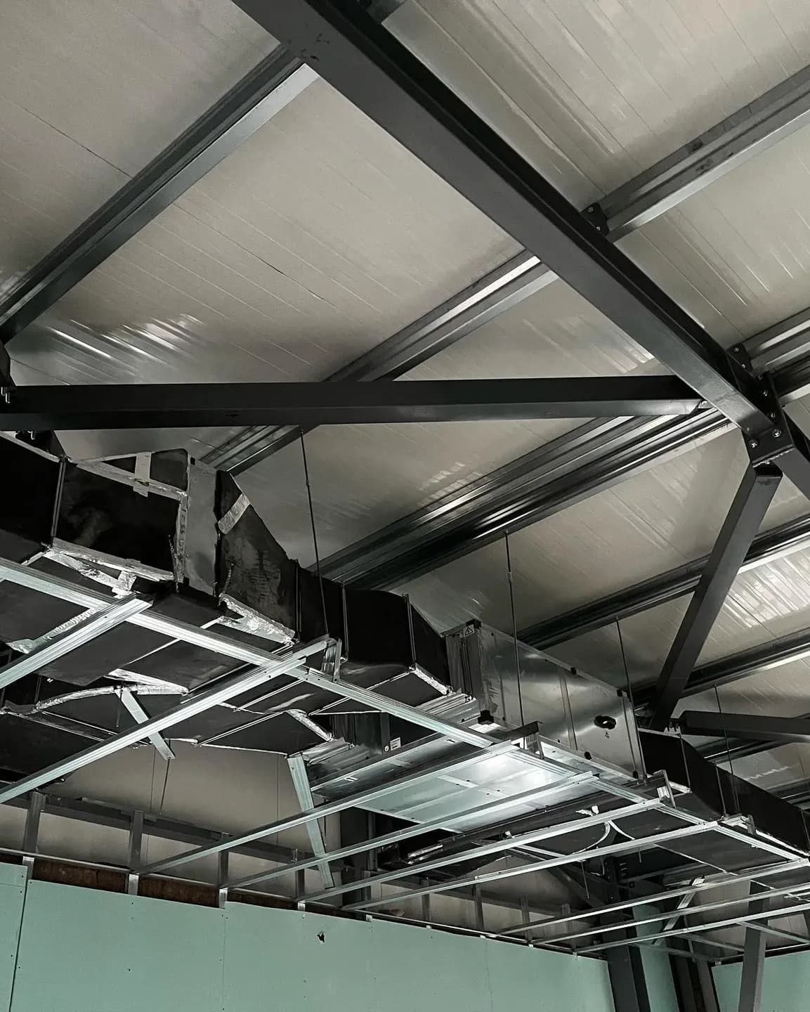 Kanale ventilimi të varura nën strukturën metalike të çatisë