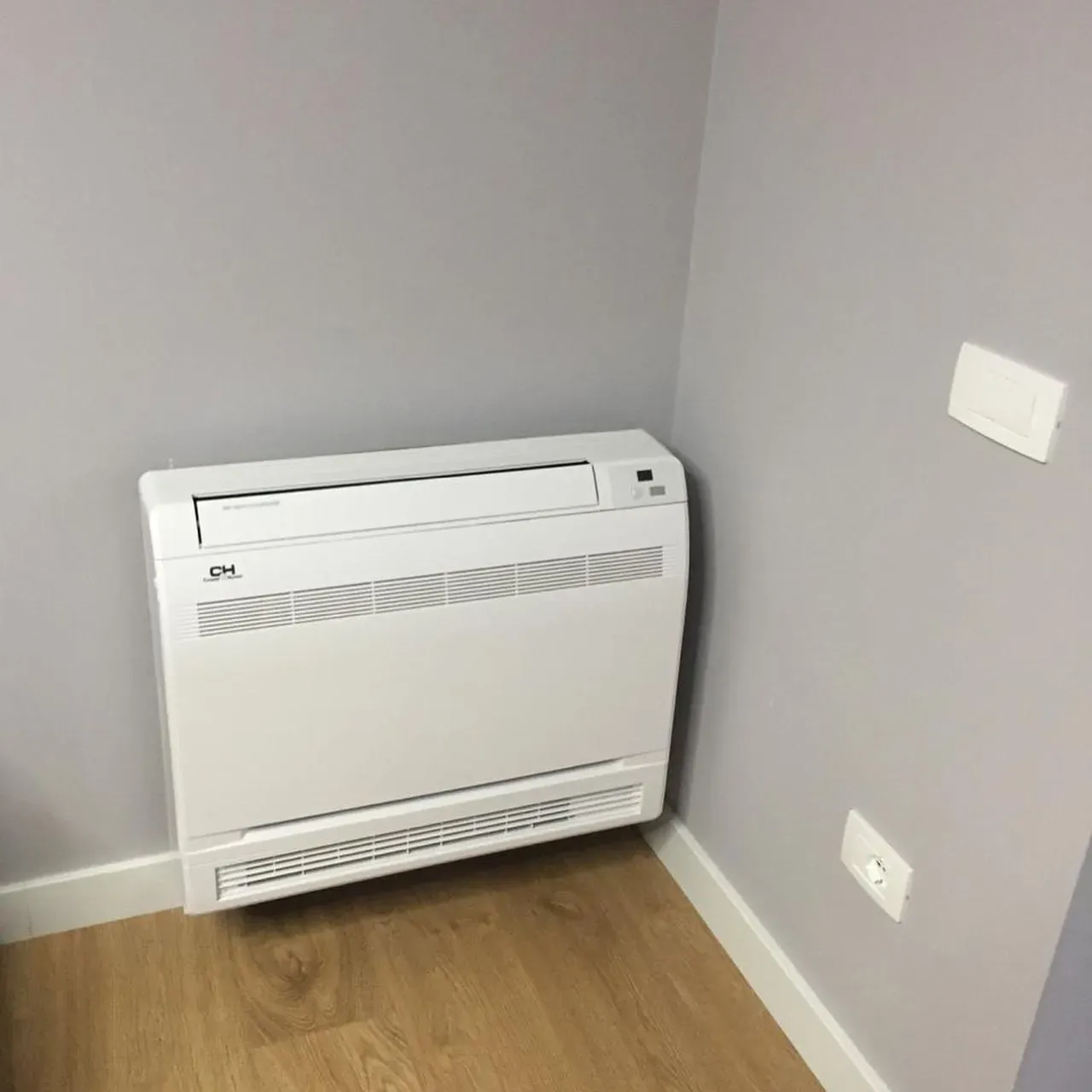 Kondicioner dyshemeje i instaluar në një apartament të sapopërfunduar