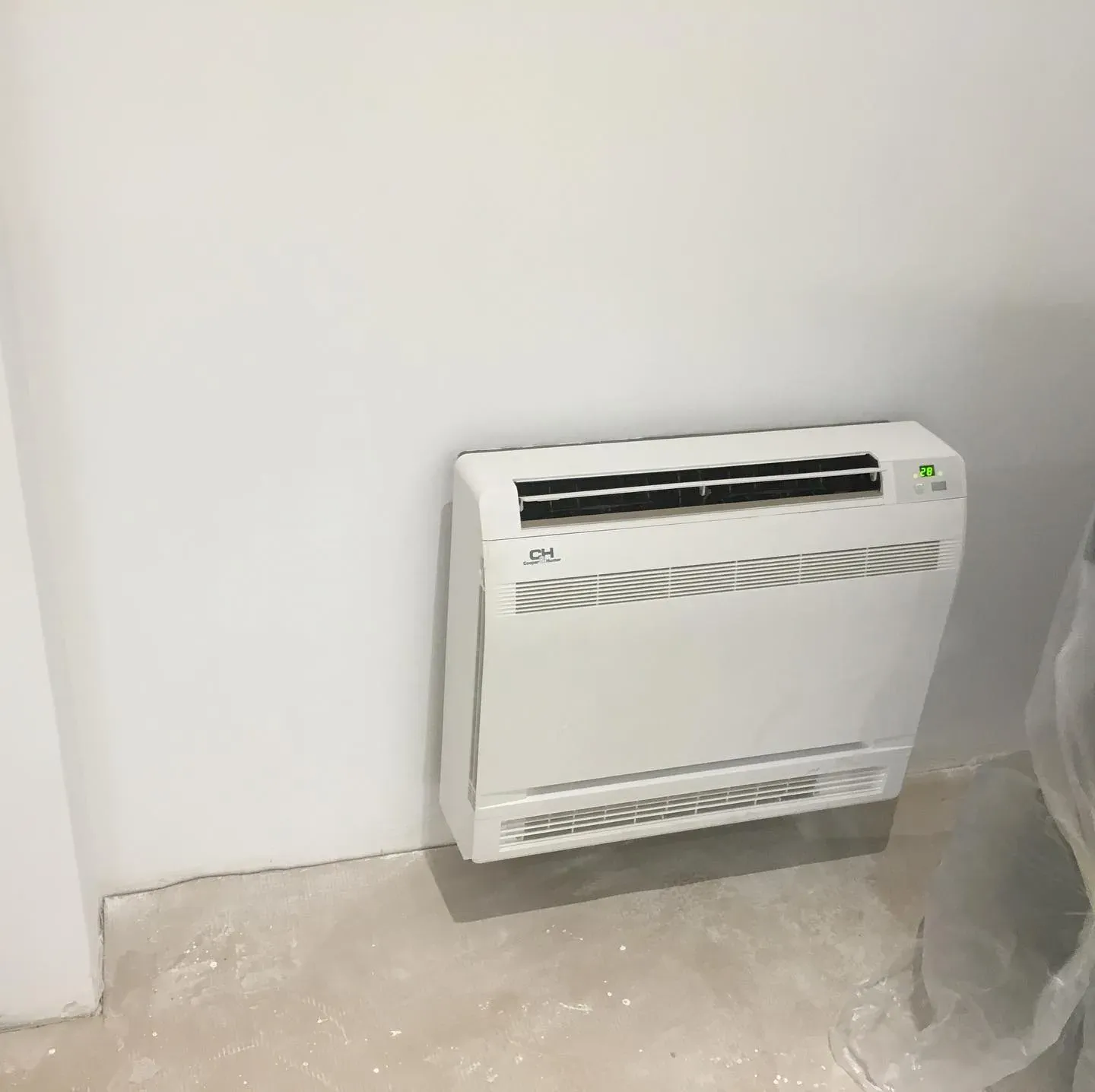 Kondicioner dyshemeje i instaluar në një dhomë të përfunduar
