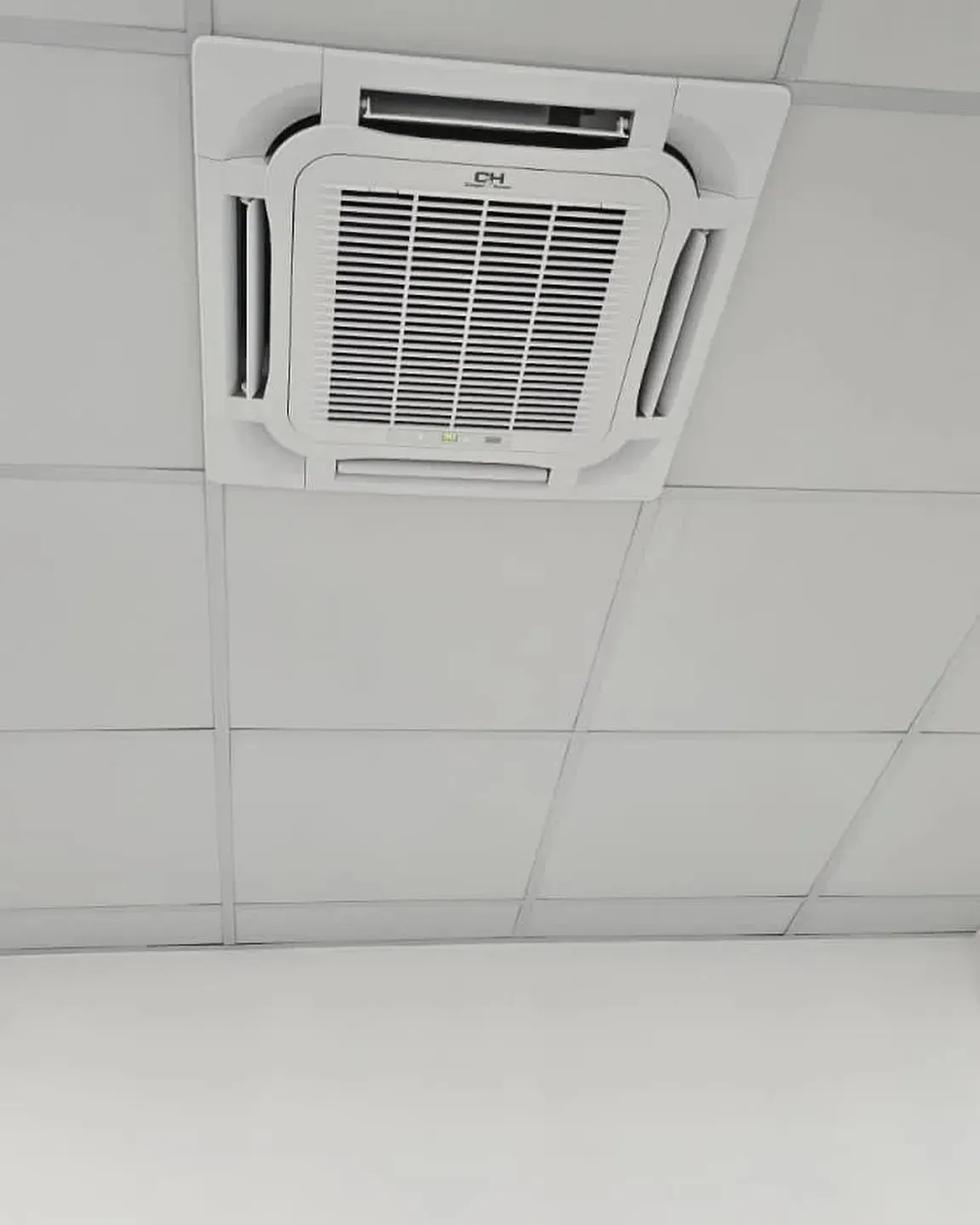 Kondicioner kasetë tavani i instaluar në tavanin e një zyre