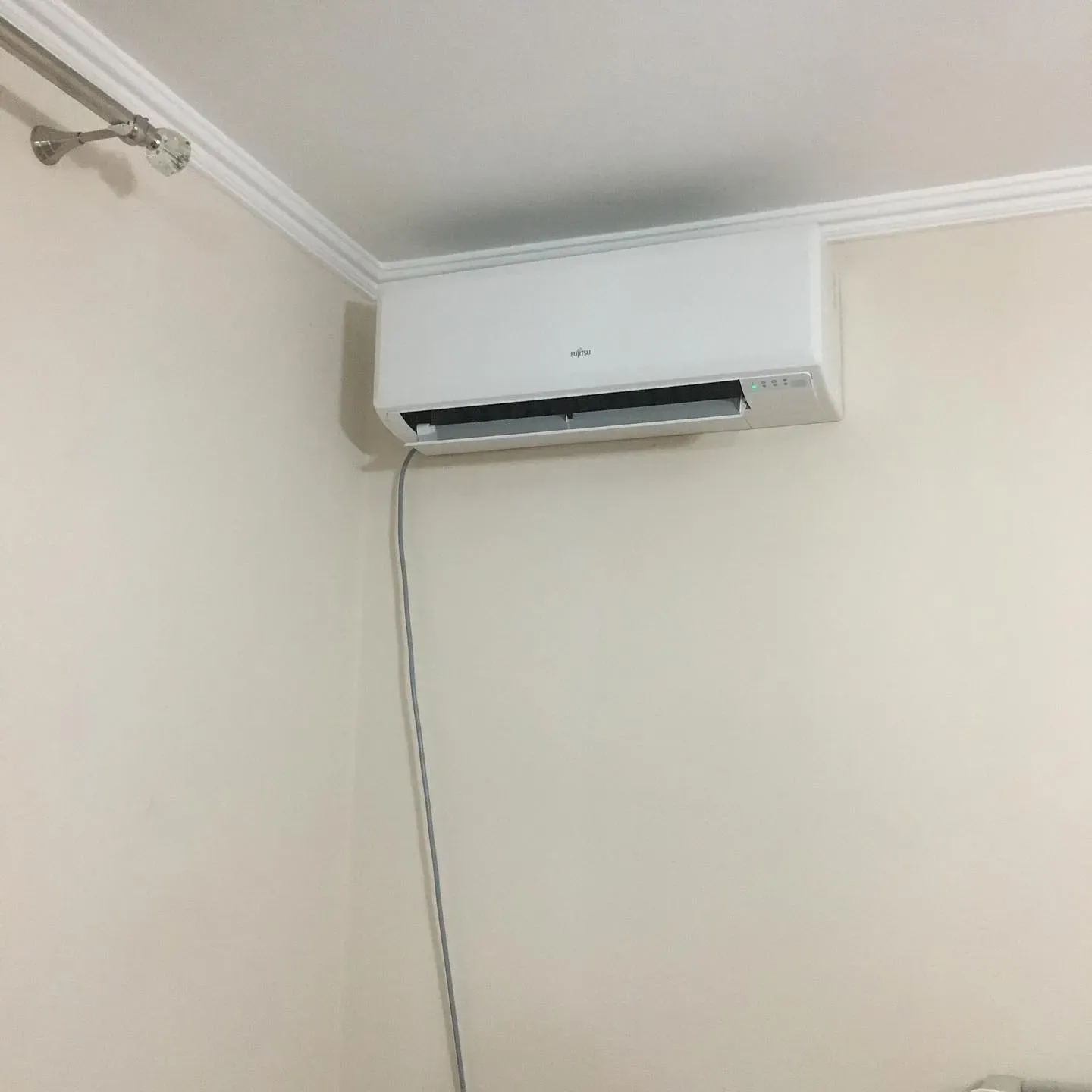Kondicioner muri i instaluar në një dhomë të bardhë