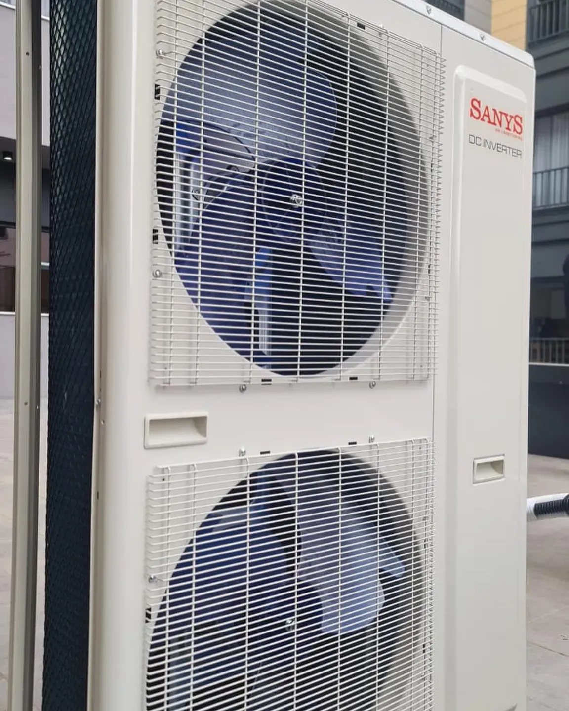 Njësi e jashtme me dy ventilatorë e instaluar në ambient teknik