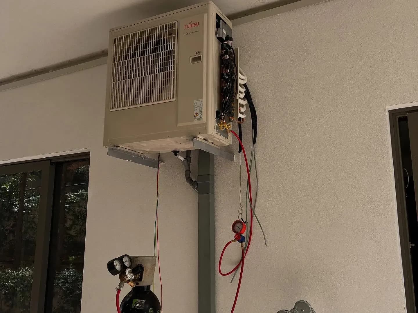 Riparim i njësisë së jashtme të kondicionerit me manometra matës