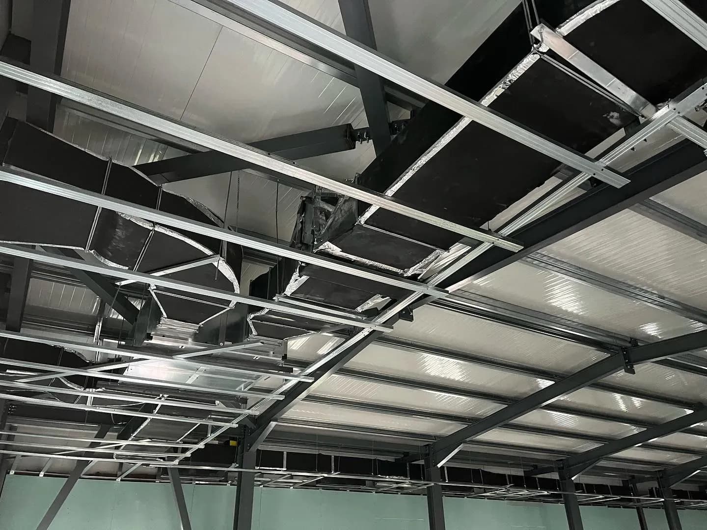 Shpërndarje kanalesh ventilimi në çatinë e një kapanoni industrial