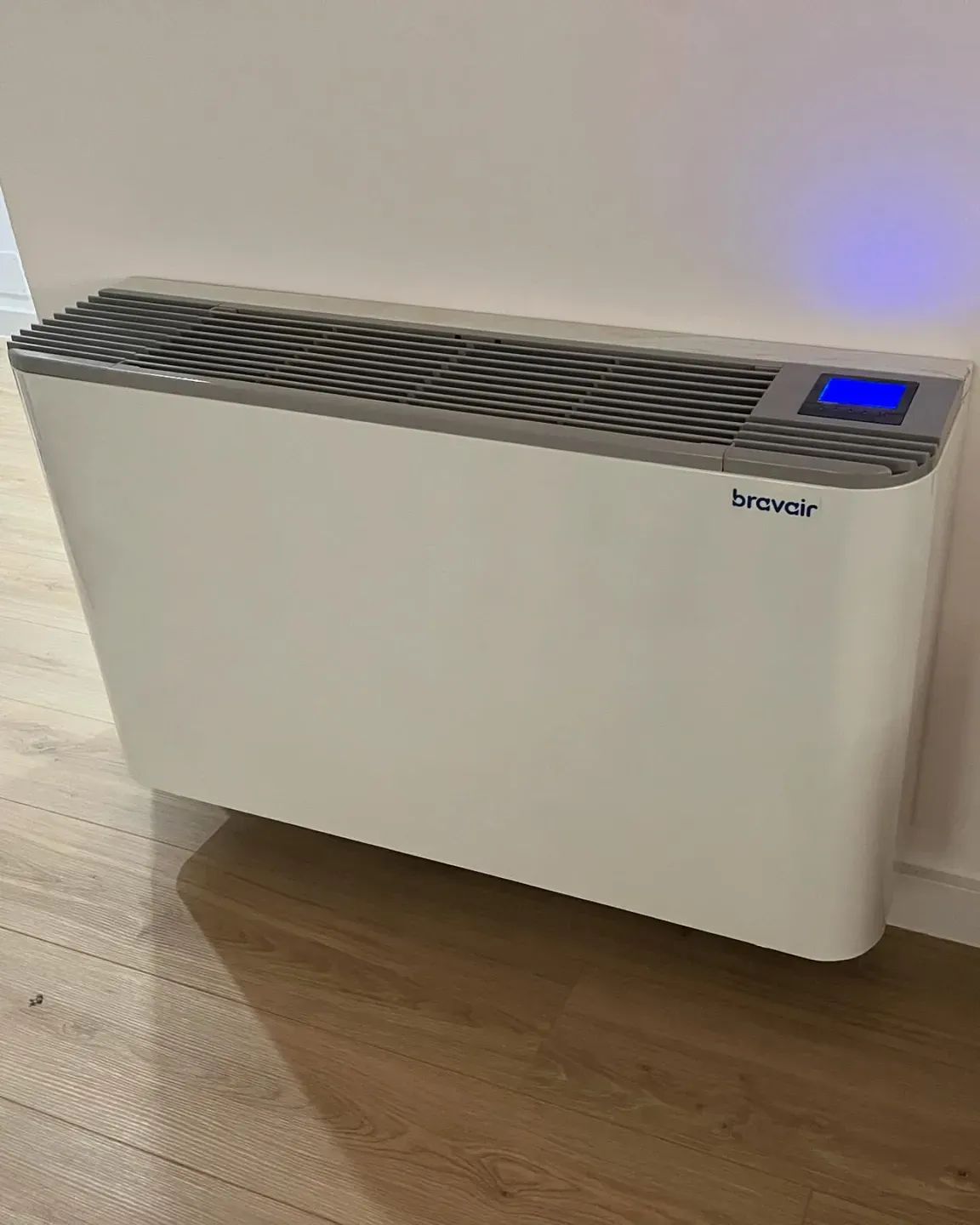 Ventilkonvektor dyshemeje i instaluar në një apartament modern